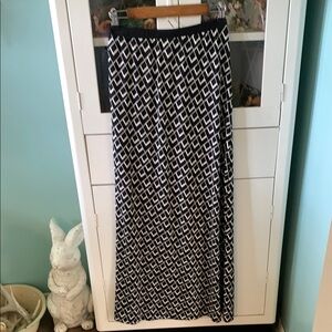 White House Black Market sz XXS Black and White Geometric maxi skirt like new!